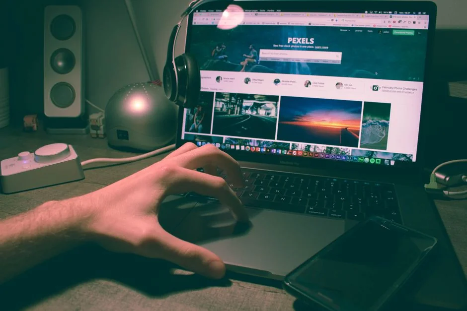 Un gros plan de la feuille d’autocollants Google Material design sur un MacBook.
